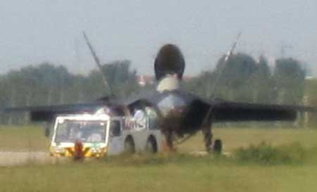 Mặt trước của tiêm kích tàng hình J-31/F-60, máy bay thiết kế với cửa hút khí khuếch tán siêu âm (DSI). Chiếc máy bay được cho là khá giống tiêm kích F-35 của Mỹ. Mặt trước của tiêm kích tàng hình J-31/F-60, máy bay thiết kế với cửa hút khí khuếch tán siêu âm (DSI). Chiếc máy bay được cho là khá giống tiêm kích F-35 của Mỹ.