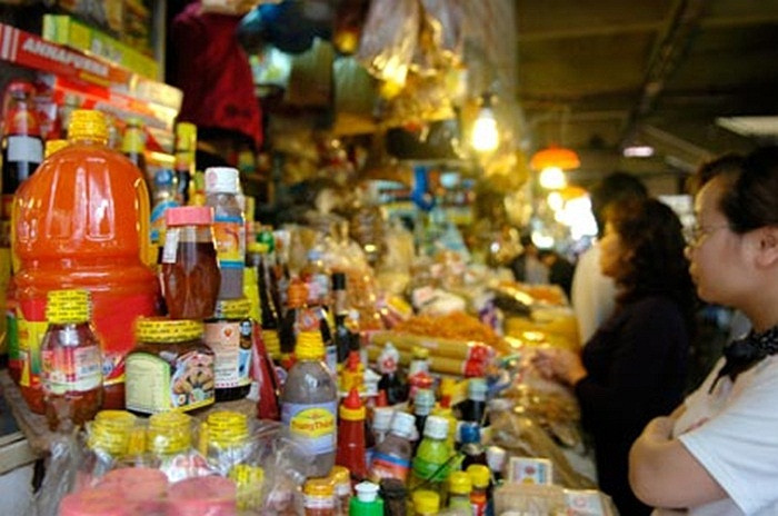 Trên thị trường, tương ớt 3 không vẫn được bày bán công khai tại các chợ, cửa hàng.