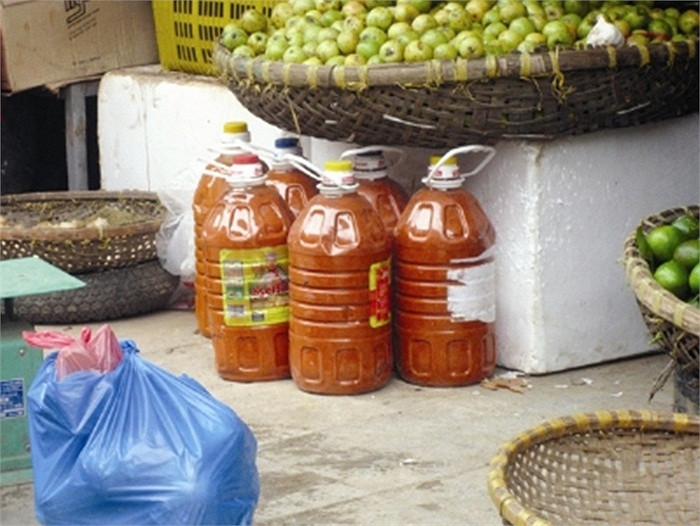 Dạo quanh các chợ lớn trên địa bàn Hà Nội, tương ớt “3 không” đựng trong các can 5 lít được bày bán công khai. Theo lời một chủ quầy hàng khô sau chợ Đồng Xuân, trước kia tương ớt chỉ có loại mịn, nhưng bây giờ có cả loại có hạt “giống ớt”. Nhưng trê