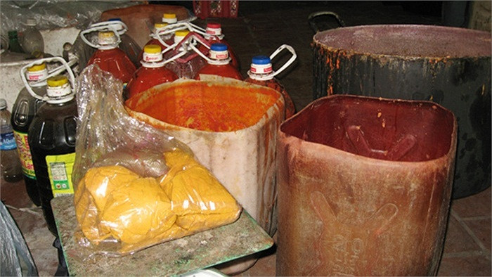 Để tăng độ đỏ, đẹp cho sản phẩm, ngoài chất bảo quản, cứ 50 lít tương ớt cho thêm 4 thìa Rhodamine B - chất gây ung thư, và 5 thìa bột màu vàng (chưa xác định).