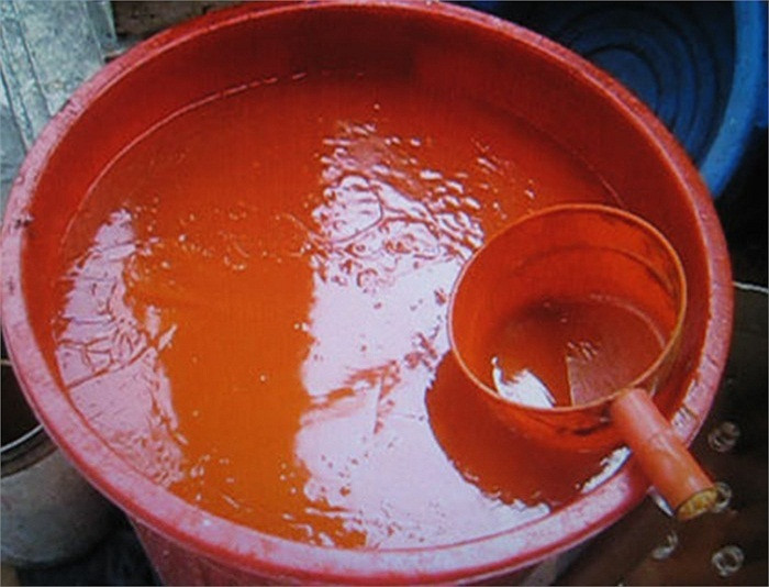 Vì sao người ta có thể sản xuất được các loại tương ớt giá “bèo” như vậy trong khi nếu theo đúng thành phần mà cơ sở này ghi trên nhãn mác (ớt 30%) thì riêng tiền ớt cũng đã hơn 50% giá vốn, chưa kể nhiều chất khác và chi phí vận chuyển,