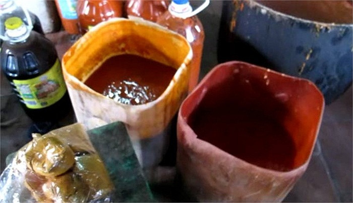 Chất tạo độ sệt thường được gọi tắt là CMC, cũng là chất mà nhiều người thường dùng để pha chế nước tẩy rửa sàn nhà. Nếu là CMC dùng trong thực phẩm thì rất đắt tiền, còn CMC dùng trong công nghiệp thì giá chỉ vài chục ngàn đồng/kg nhưng chỉ cần