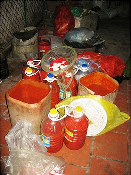 Thành phần chủ yếu sản xuất tương ớt giá rẻ là các loại hóa chất, phẩm màu công nghiệp giá rẻ và đường hóa học.