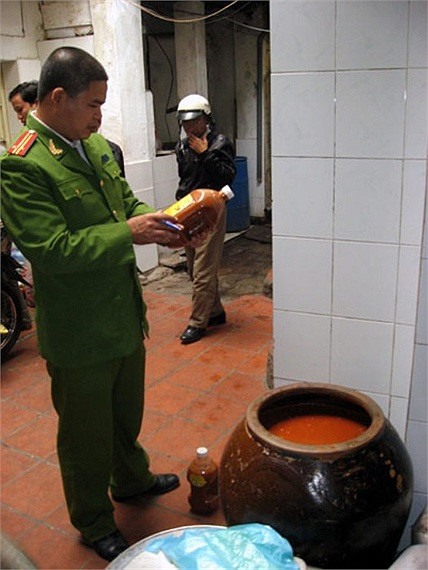 Tháng 10/2010, lực lượng lực lượng chức năng kiểm tra cơ sở Tuấn Thành. Tại khu vực xưởng sản xuất và kho chứa tương ớt, cơ quan chức năng phát hiện 2 chum sành chứa tương ớt, dung tích 150 lít. Cơ quan chức năng phát hiện trong tương ớt do cơ sở này