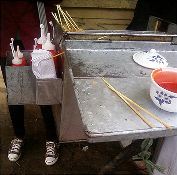 Tại các quán ăn, từ sang trọng đến vỉa hè, không khó để nhìn thấy những hũ tương ớt không nhãn mác. Theo chủ các quán ăn, họ thường mua tương ớt theo can 5 lít. Mỗi lần sử dụng, tương ớt được đổ ra chia nhỏ vào từng chai, hũ nhỏ cho dễ sử dụng.