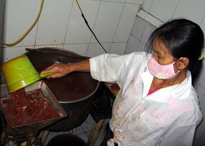 Nhà bếp chế biến tương ớt giá rẻ, không đảm bảo chất lượng.