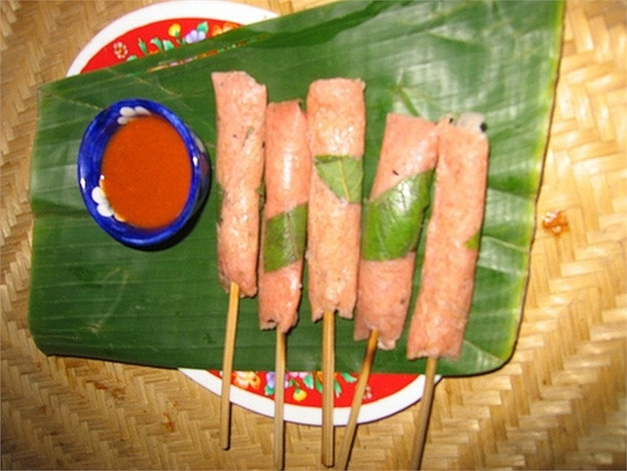 BS Đào Thị Yến Thủy, Trung tâm Dinh dưỡng TPHCM, người có cơ thể nhạy cảm, khi ăn những loại tương ớt chứa nhiều hóa chất độc hại thì sẽ cảm thấy khó chịu, buồn nôn, chóng mặt, đau bụng.