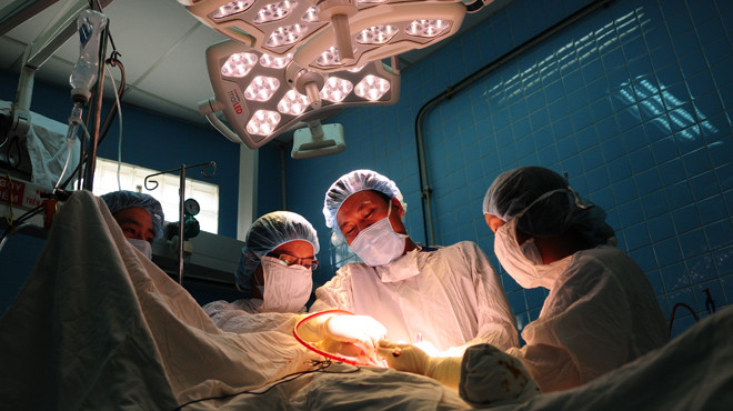 Người bệnh cần thông báo cho bác sĩ các loại thuốc, vitamin, dược thảo đang dùng trước khi quyết định phẫu thuật - Ảnh: thuận thắng Người bệnh cần thông báo cho bác sĩ các loại thuốc, vitamin, dược thảo đang dùng trước khi quyết định phẫu thuật - Ảnh: thuận thắng