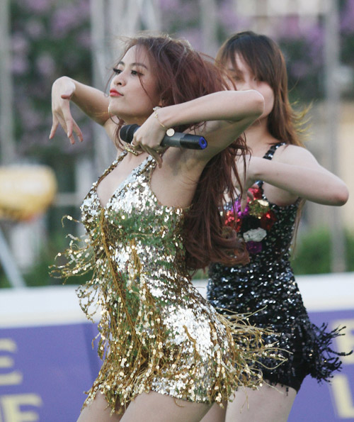 Hoàng Thùy Linh nóng bỏng.