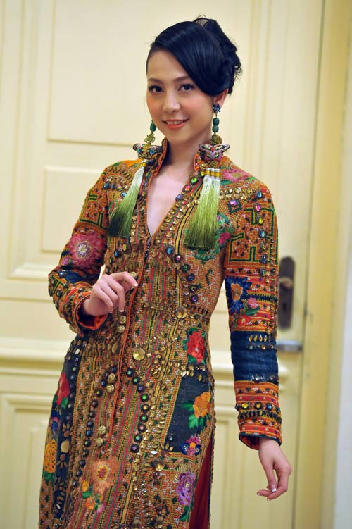 Đôi hoa tai tua rua của Linh Nga vô cùng độc đáo.