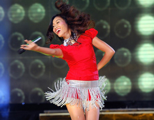 Đoan Trang tự tin khi kết hợp đầm và tua rua màu trắng.