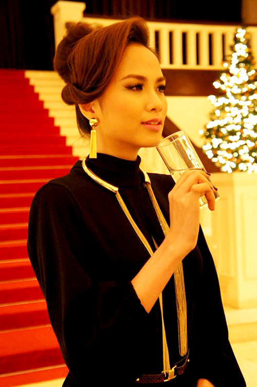 Diễm Hương sang trọng khi kết hợp chiếc váy màu đen với chuỗi phụ kiện tua rua màu vàng ánh kim bao gồm hoa tai và vòng cổ.