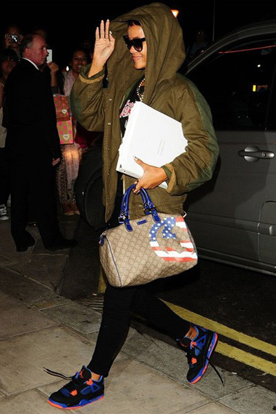 Chiếc quần rách hầm hố khiến người mặc thật phong cách và mạnh mẽ. Chiếc quần rách hầm hố khiến người mặc thật phong cách và mạnh mẽ.