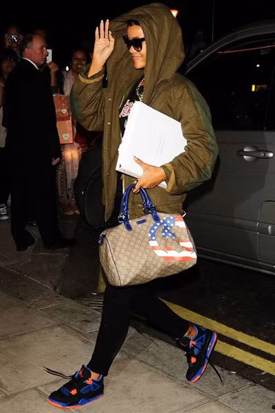 Chiếc quần rách hầm hố khiến người mặc thật phong cách và mạnh mẽ. Chiếc quần rách hầm hố khiến người mặc thật phong cách và mạnh mẽ.