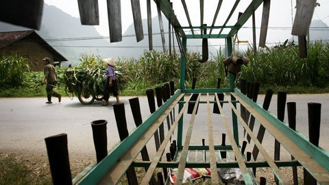 Người dân Phúc Sen 3 tháng làm nương rẫy, còn lại thời gian khác trong năm hầu hết đều làm nghề rèn. Người dân Phúc Sen 3 tháng làm nương rẫy, còn lại thời gian khác trong năm hầu hết đều làm nghề rèn.