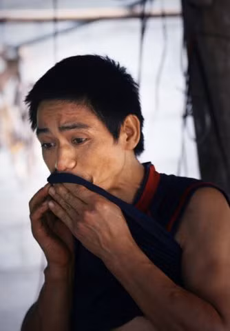 Thợ rèn Nông Văn Mèn quai búa một lúc lại phải nghỉ than: nghề này vất vả lắm, không phải ai cũng đủ sức khỏe để làm đâu, mỗi người chỉ làm 20 ngày mỗi tháng thôi còn phải nghỉ để dưỡng sức”.