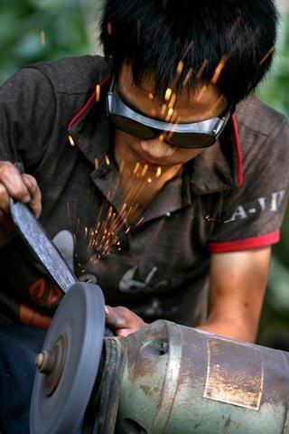 Một số công đoạn như thổi bễ, mài thô hiện nay đã được thợ rèn Phúc Sen dùng quạt điện, máy mài thay cho sức người. Một số công đoạn như thổi bễ, mài thô hiện nay đã được thợ rèn Phúc Sen dùng quạt điện, máy mài thay cho sức người.