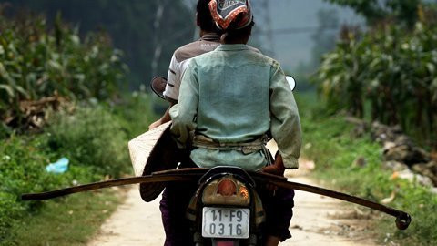 Một bí quyết nữa để cho ra những sản phẩm rèn nức tiếng của thợ rèn Phúc Sen đó là thép để rèn sản phẩm phải là thép nhíp ô tô được người dân mua ở làng chuyên buôn đồ đồng nát dưới huyện Vĩnh Tường – Vĩnh Phúc. Một bí quyết nữa để cho ra những sản phẩm rèn nức tiếng của thợ rèn Phúc Sen đó là thép để rèn sản phẩm phải là thép nhíp ô tô được người dân mua ở làng chuyên buôn đồ đồng nát dưới huyện Vĩnh Tường – Vĩnh Phúc.