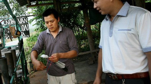 Khách du lịch từ khắp cả nước đến với Cao Bằng thường ghé qua Phúc Sen mua dao, kéo và đều rất hài lòng với những sản phẩm rèn của người Nùng An nơi đây. Do nhà ở mặt quốc lộ nên anh Nông Văn Vần không phải mang sản phẩm đến các chợ phiên bán như nhiều gia đình nhà ở trong xóm. Khách du lịch từ khắp cả nước đến với Cao Bằng thường ghé qua Phúc Sen mua dao, kéo và đều rất hài lòng với những sản phẩm rèn của người Nùng An nơi đây. Do nhà ở mặt quốc lộ nên anh Nông Văn Vần không phải mang sản phẩm đến các chợ phiên bán như nhiều gia đình nhà ở trong xóm.