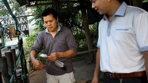 Khách du lịch từ khắp cả nước đến với Cao Bằng thường ghé qua Phúc Sen mua dao, kéo và đều rất hài lòng với những sản phẩm rèn của người Nùng An nơi đây. Do nhà ở mặt quốc lộ nên anh Nông Văn Vần không phải mang sản phẩm đến các chợ phiên bán như nhiều gia đình nhà ở trong xóm.