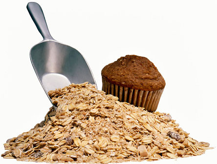 Yến mạch: Không chỉ là loại ngũ cốc có tác dụng làm đẹp, yến mạch còn là món quà tuyệt vời cho trái tim của bạn. Bằng cách hạ thấp cholesterol xấu, giảm mỡ máu bởi lượng chất xơ hòa tan phong phú, cùng rất nhiều chất dinh dưỡng thực vật khác như kali, magiê, kẽm, đồng, mangan, selenium, thiamin, và axit pantothenic… yến mạch quả thật không thể thiếu cho một trái tim khỏe mạnh.