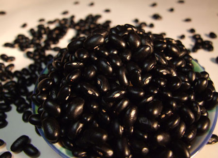 Đậu đen: Đậu đen là loại ngũ cốc giàu folate, magie, chất xơ, đặc biệt là không có chất béo… Những chất này rất tốt cho việc giảm huyết áp, đường huyết và cholesterol. Bổ sung đậu đen trong bữa ăn sẽ giúp bạn bảo vệ an toàn cho trái tim của mình.