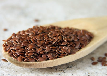 Hạt lanh: Hạt lạnh chứa chất xơ hòa tan, axit alpha-linolenic (một chất béo omega-3). Hạt lạnh thường được y học sử dụng nhiều trong việc phòng ngừa và chữa bênh tim mạch. Nhiều nghiên cứu đã chỉ ra rằng, chất axit alpha-linolenic trong hạt lạnh có tác dụng làm giảm lipid có hại, ngăn ngừa nghẽn tắc mạch máu, đau tim. Để bảo vệ trái tim, bạn hãy chọn cho mình những món ăn có chứa hạt lanh nhé!