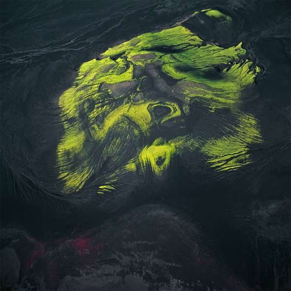 Khoáng chất trên đỉnh ngọn núi lửa đã khiến hồ nước này đổi sang màu lam ngọc tuyệt đẹp, nhưng thực chất nó lại là một bể chứa axit khổng lồ với tính axit cực cao (pH < 1).