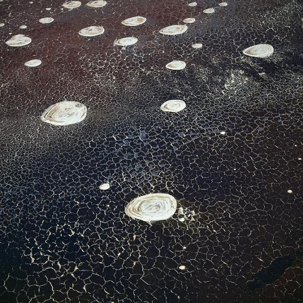 Miệng núi lửa đang “thở” ra những màn tro bụi màu xám. Tuy bị tuyết phủ kín bề mặt, nhưng sâu trong lòng nó là dòng dung nham nóng rực hàng ngàn độ C đang ẩn mình chờ ngày bùng nổ.