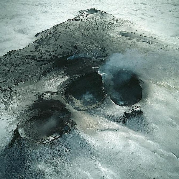 Sắc màu tuyệt đẹp ở hồ Champagne, New Zealand. Sở dĩ nó mang tên này là do lượng CO2 dồi dào khiến nước hồ luôn sủi bọt khí như rượu champagne.