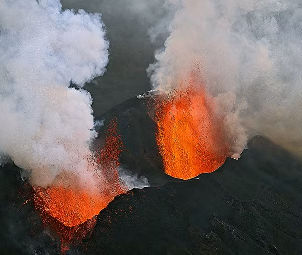 Từ miệng núi lửa Virunga (CHDC Congo), hai cột dung nham đỏ rực phun ra, bắn cao tới 100m trên không trung.