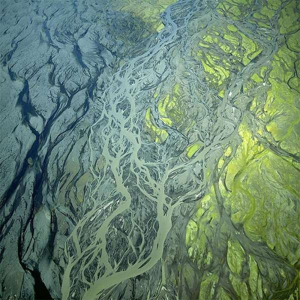 Ở Iceland, vào mùa hạ, băng ở các sông bắt đầu tan, khiến nước đổ từ vùng có địa hình cao xuống những vùng thấp hơn, nhìn từ độ cao 1.500m như những mao mạch nhỏ.