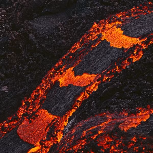 Hình ảnh lớp dung nham phía trên của núi lửa Etna dần nguội đi và chuyển thành màu đen.