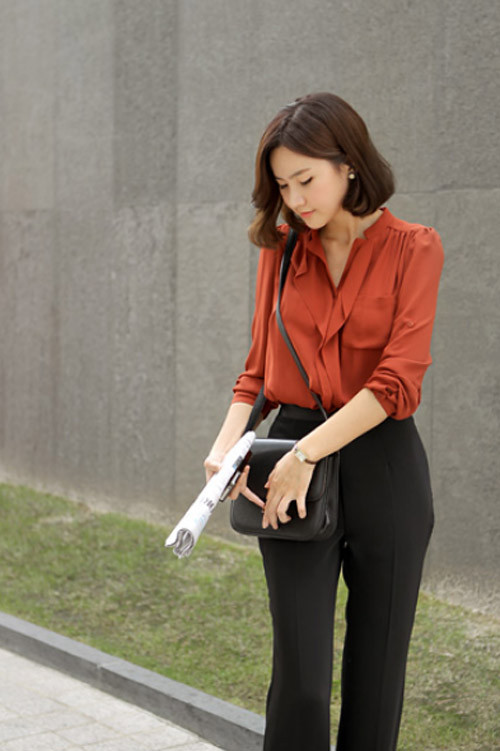 Dáng túi có kích thước vừa phải đeo ở tay hoặc đeo trên vai cũng được phái đẹp khá yêu thích bởi nét trẻ trung và tiện dụng. Dáng túi có kích thước vừa phải đeo ở tay hoặc đeo trên vai cũng được phái đẹp khá yêu thích bởi nét trẻ trung và tiện dụng.