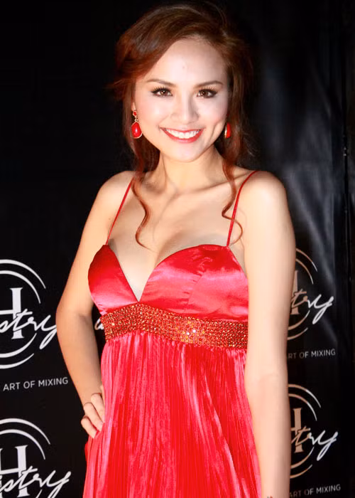 Hoa hậu Diễm Hương "phổng phao" vòng một với váy hai dây.