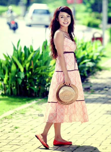 Lê Bê La xinh tươi, gợi cảm khi diện váy dây dạo phố. Lê Bê La xinh tươi, gợi cảm khi diện váy dây dạo phố.