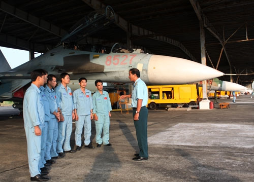 Truyền đạt cho phi công trẻ kinh nghiệm trước khi họ điều khiển những chiếc Su-27 hướng về phía bầu trời. Truyền đạt cho phi công trẻ kinh nghiệm trước khi họ điều khiển những chiếc Su-27 hướng về phía bầu trời.