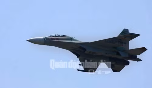 Chiếc Su-30 kết thúc nhiệm vụ, hướng về phía đường băng.