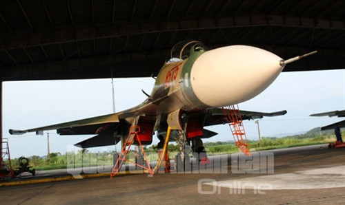 Một chiếc Su-30 được chuẩn bị kỹ thuật trước ban bay Một chiếc Su-30 được chuẩn bị kỹ thuật trước ban bay
