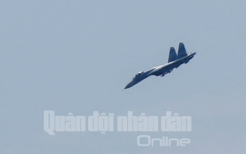 Chiếc Su-27 thực hiện động tác bổ nhào... Chiếc Su-27 thực hiện động tác bổ nhào...