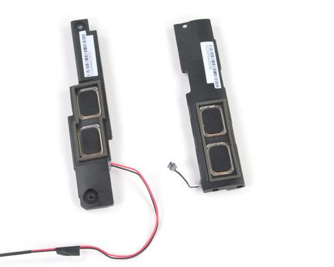 Hai loa stereo, mỗi loa có hai loa nhỏ.