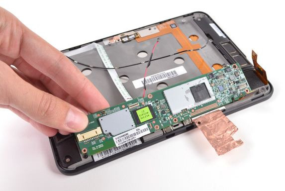 Tiếp tục tháo bo mạch chủ của máy.