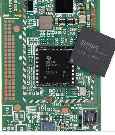 Tháo RAM của máy. Kindle Fire 7 inch xử lý lõi kép OMAP 4460 của Texas Instruments (TI) - một nâng cấp từ bộ xử lý OMAP 4430 của chiếc Kindle Fire đời đầu. Amazon cho biết tốc độ của bộ xử lý mới là 1,2GHz.