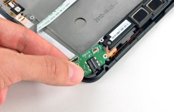 Tháo giắc cắm âm thanh 3,5 mm.