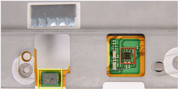 Màu đỏ (Cảm biến ánh sáng), màu vàng (microphone).