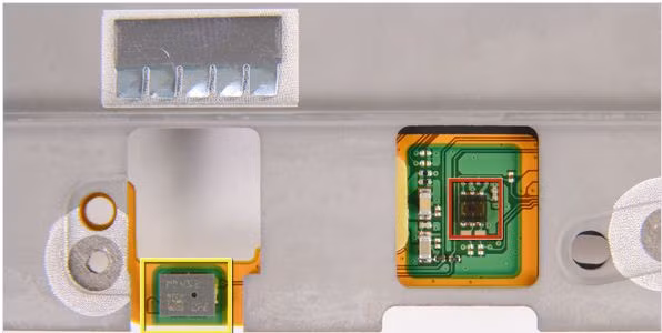 Màu đỏ (Cảm biến ánh sáng), màu vàng (microphone).