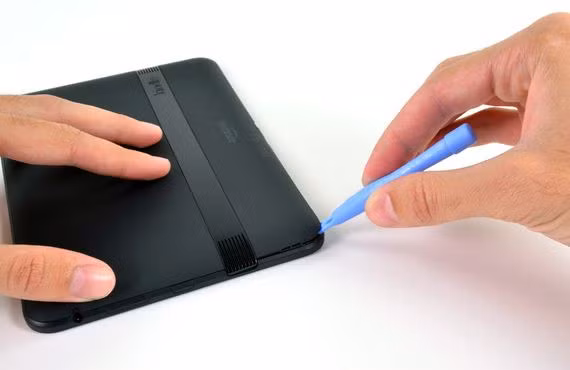 Dùng dụng cụ để mở nắp sau của máy.