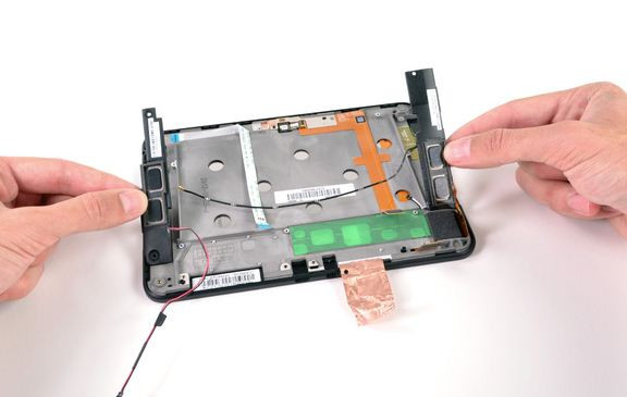 Tháo loa stereo ở hai bên.