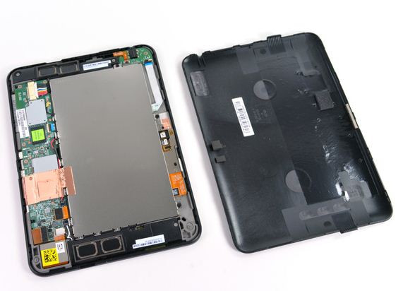 Nội thất khi mở mặt sau của Kindle Fire HD 7 inch.