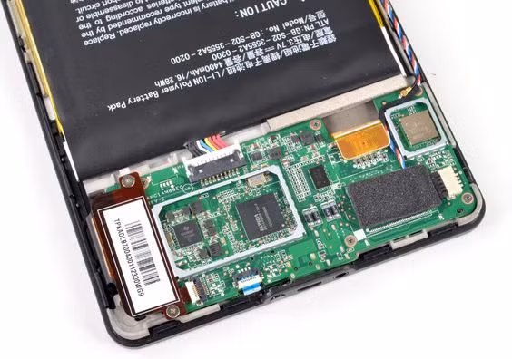 Bảng mạch của Kindle Fire 2012 không có nhiều khác biệt so với phiên bản Kindle Fire trước đó.